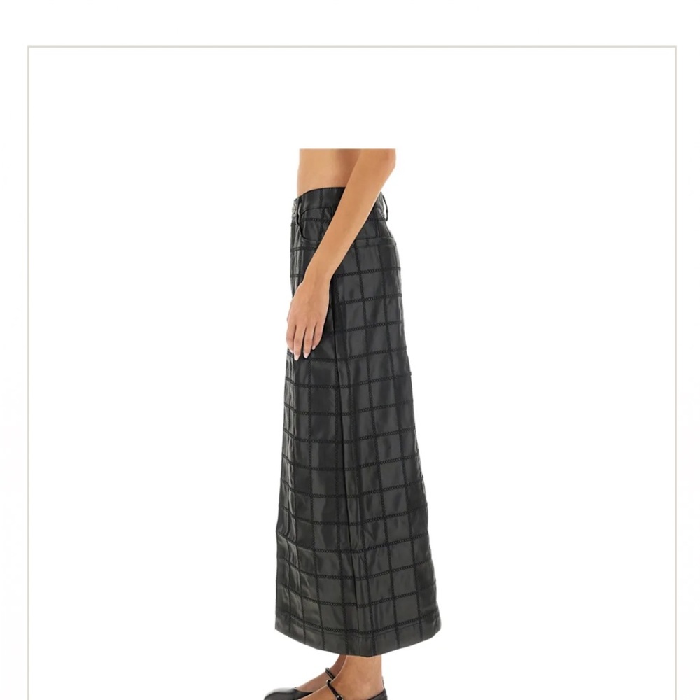 Elegant Black Checkered Pencil Skirt - Picture 2 of 5